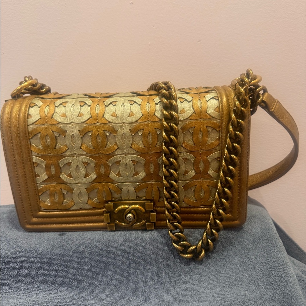 Chanel Boy Bag size M .-100% Authentic Metallic Lambskin  Dark Gold
